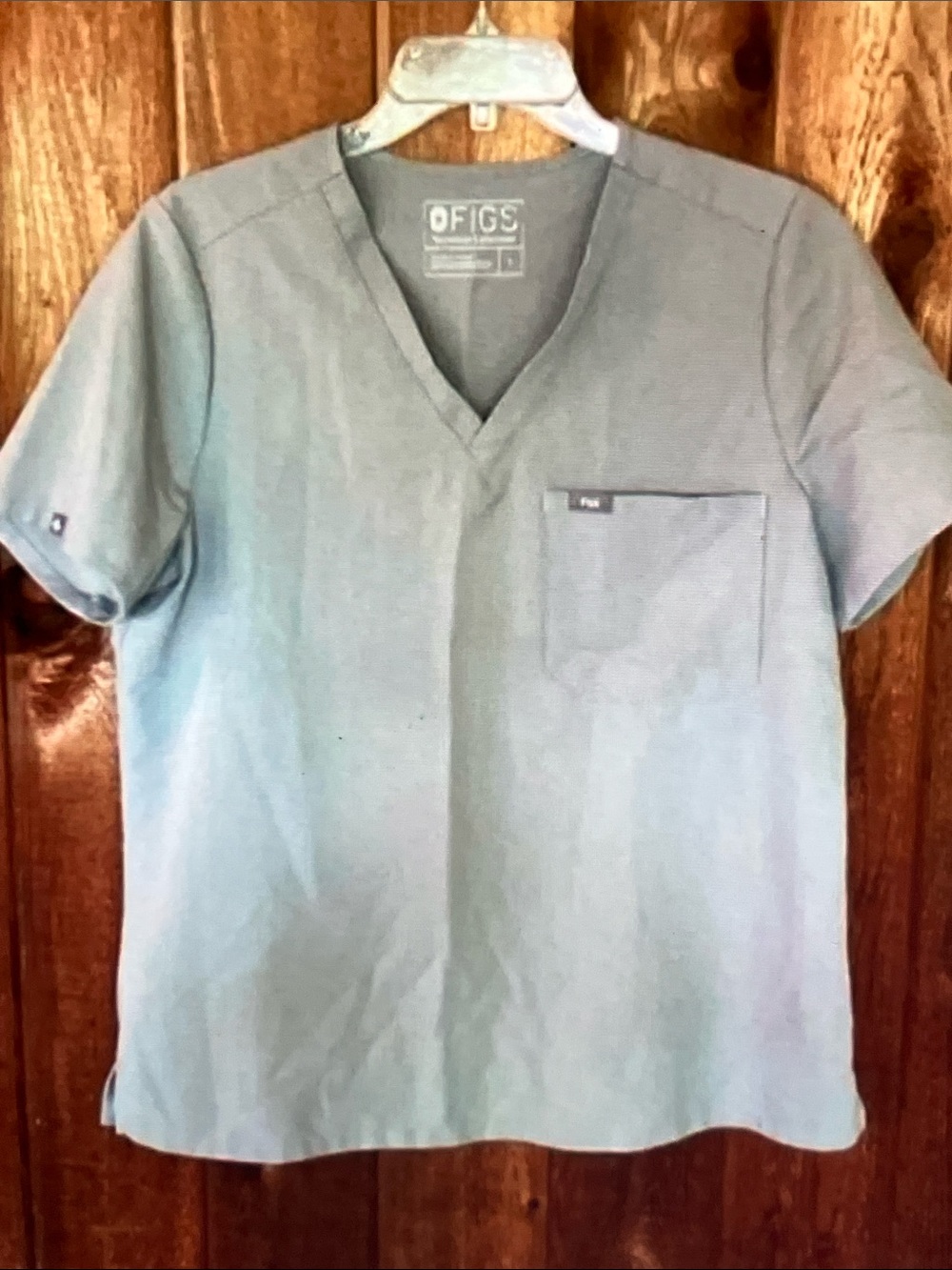 Figs Women’s Short Sleeve V-Neck Top in Light Gray